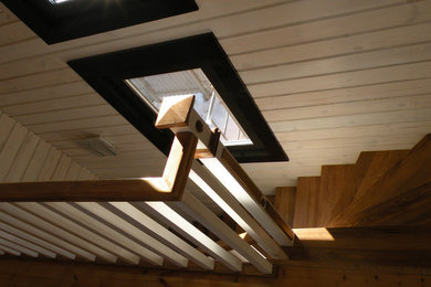 Идея дизайна: угловая деревянная лестница среднего размера в скандинавском стиле с деревянными ступенями и деревянными перилами