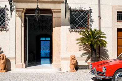 Immagine della villa grande multicolore stile marinaro a tre piani con rivestimento in pietra, tetto a mansarda e copertura in tegole