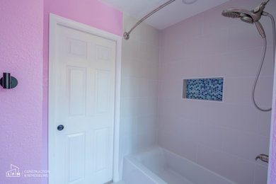 Example of a minimalist bathroom design in Austin