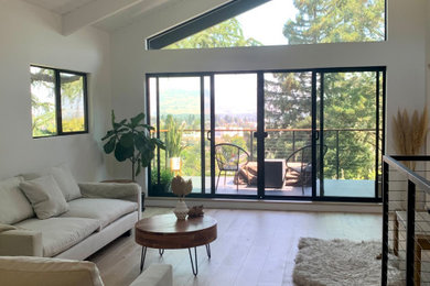 Minimalist living room photo in San Francisco