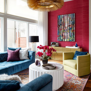 Inredning av ett modernt mellanstort vardagsrum, med brunt golv, röda väggar och mörkt trägolv