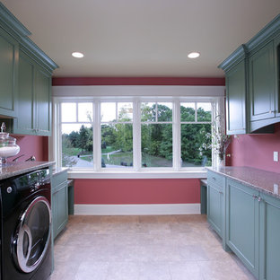 グランドラピッズの大きいトラディショナルスタイルのおしゃれな家事室 (落し込みパネル扉のキャビネット、緑のキャビネット、御影石カウンター、赤い壁、スレートの床、左右配置の洗濯機・乾燥機) の写真