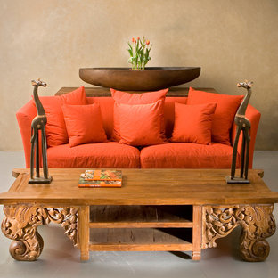 Ispirazione per un piccolo soggiorno tropicale con pareti beige