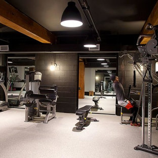 ニューヨークの中サイズのインダストリアルスタイルのおしゃれなホームジム (ベージュの壁、ベージュの床) の写真