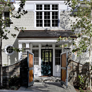 ロサンゼルスの片開きドアトラディショナルスタイルのおしゃれな玄関ドア (緑のドア) の写真