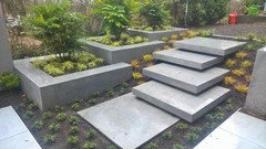 Grün trifft Grau: Tipps und Ideen für Beton im Garten