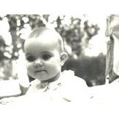 H E's photo