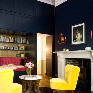 Exempel på en klassisk hall, med mörkt trägolv och blå väggar