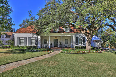 Photo of a traditional landscaping in Dallas.
