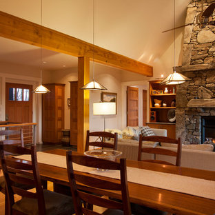 シャーロットの広いLDKの画像 (白い壁、無垢フローリング、標準型暖炉、石材の暖炉まわり)