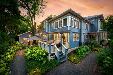 Idée de décoration pour une petite terrasse arrière tradition avec des pavés en brique.