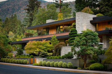 Идея дизайна: большой, трехэтажный, разноцветный частный загородный дом в стиле ретро с комбинированной облицовкой