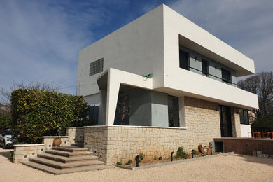Foto de fachada de casa blanca minimalista grande de dos plantas con revestimiento de ladrillo y tejado plano