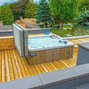 トロントの中サイズのモダンスタイルのおしゃれなプール (デッキ材舗装) の写真