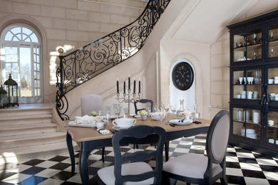 Design ideas for a transitional dining room in Le Havre.