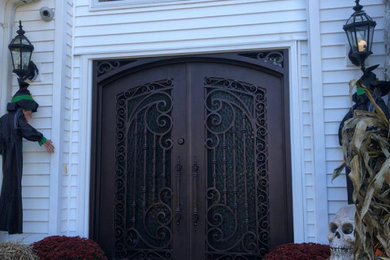 Foto de puerta principal tradicional grande con paredes beige, puerta doble y puerta marrón