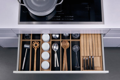 This is an example of a contemporary kitchen in Orange County.