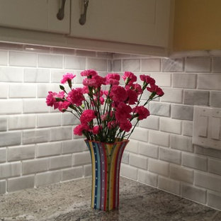 Пример оригинального дизайна интерьера: маленькая п-образная кухня-гостиная в морском стиле с врезной раковиной, белыми фасадами, белым фартуком, фартуком из каменной плитки, техникой из нержавеющей стали, фасадами в стиле шейкер, столешницей из дерева и полом из терраццо