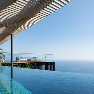 Großer Moderner Infinity-Pool hinter dem Haus in rechteckiger Form mit Dielen in Los Angeles