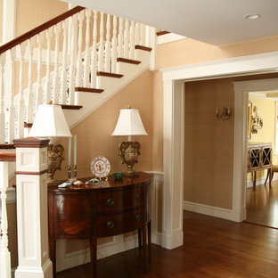 Новые идеи обустройства дома: фойе в классическом стиле с полом из фанеры