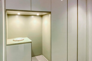 Garderobenschrank mit Hochglanzoberfläche