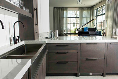 Kitchen - modern kitchen idea in Chicago