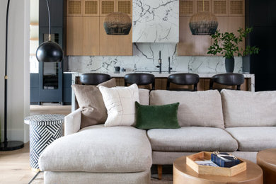 Esempio di un grande soggiorno minimalista aperto con pareti bianche e parquet chiaro