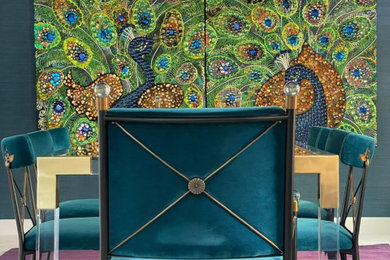 Offenes Stilmix Esszimmer mit Porzellan-Bodenfliesen, Tapetenwänden, blauer Wandfarbe und gewölbter Decke in Tampa