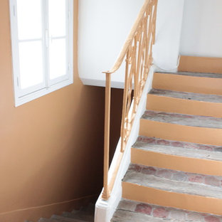 Inredning av en eklektisk mellanstor entré, med klinkergolv i terrakotta och rött golv