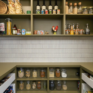 Cette image montre une grande arrière-cuisine design en U avec des portes de placards vertess, un plan de travail en surface solide, une crédence blanche, un placard sans porte, une crédence en carreau briquette et un plan de travail vert.