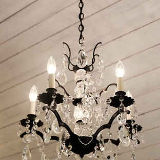 Idee per un piccolo soggiorno stile shabby chiuso con sala formale, pareti bianche, TV a parete, pavimento in gres porcellanato e cornice del camino in pietra