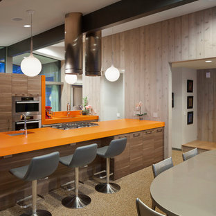 cuisine avec des portes de placard en bois sombre et un