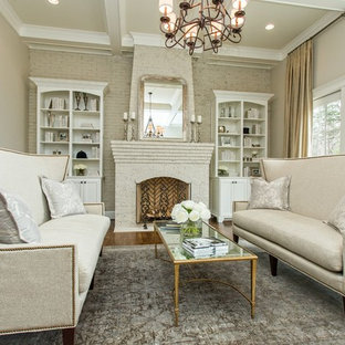 Inredning av ett modernt mellanstort vardagsrum, med en spiselkrans i tegelsten, ett finrum, beige väggar, mörkt trägolv och en standard öppen spis
