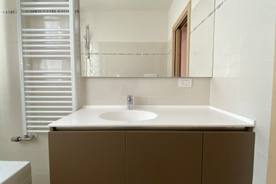 Foto di una piccola stanza da bagno padronale moderna con ante lisce, ante marroni, vasca da incasso, lavabo integrato, top in superficie solida, top bianco, un lavabo e mobile bagno sospeso