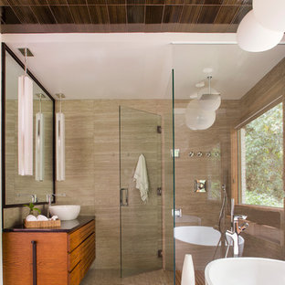 Foto di una stanza da bagno padronale moderna con lavabo a bacinella, vasca freestanding, piastrelle marroni e pareti grigie