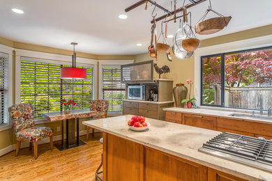 Kitchen - mid-sized cottage kitchen idea in Seattle