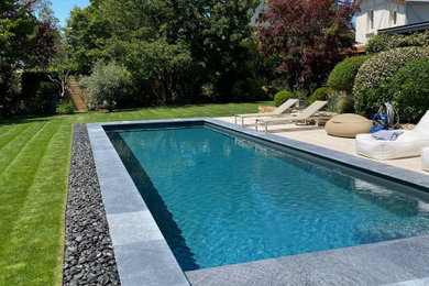 Modelo de piscina alargada actual de tamaño medio rectangular en patio trasero