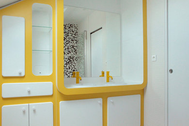 レンヌにあるミッドセンチュリースタイルのおしゃれな浴室の写真