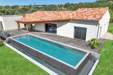 Cette photo montre une piscine à débordement sur mesure.