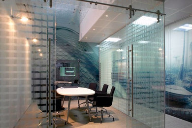 Example of a minimalist home office design in New York