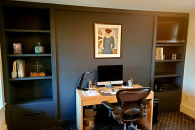 中くらいなトラディショナルスタイルのおしゃれなホームオフィス・書斎 (白い壁、カーペット敷き、暖炉なし、自立型机、マルチカラーの床) の写真