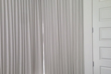 Imagen de habitación de invitados contemporánea de tamaño medio con paredes blancas y moqueta