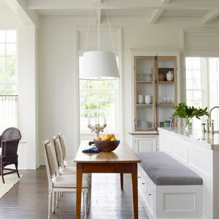 ヒューストンの広いトラディショナルスタイルのLDKの画像 (茶色い床、白い壁、濃色無垢フローリング)