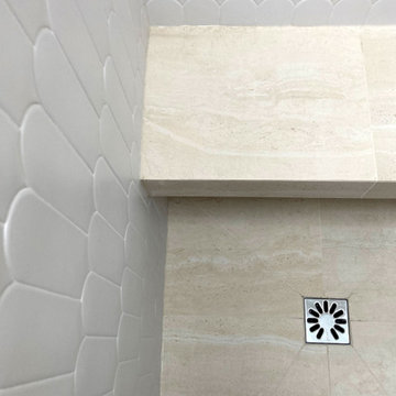 Détail de la banquette dans la douche