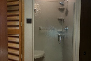 ウィチタにある高級な中くらいなトラディショナルスタイルのおしゃれな浴室の写真