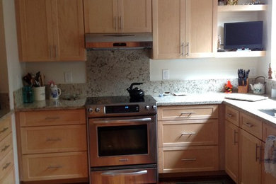 Example of a classic u-shaped eat-in kitchen design in Hawaii with an undermount sink, shaker cabinets, light wood cabinets, multicolored backsplash and stainless steel appliances