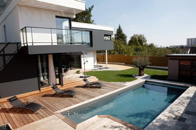 Réalisation d'un couloir de nage avant design de taille moyenne avec une terrasse en bois.