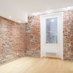 Ispirazione per un piccolo soggiorno rustico chiuso con pavimento in bambù, pavimento marrone, nessun camino e nessuna TV