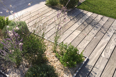 Inspiration for a small contemporary backyard full sun garden for summer in Toulouse with gravel.