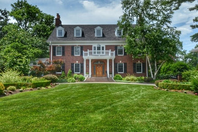 Design ideas for a large traditional front yard driveway in New York.